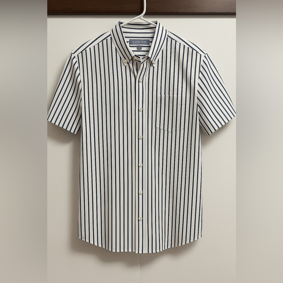 NWT Blue and White Casual Button Down Shirt with Vertical Stripes - Picture 1 of 5